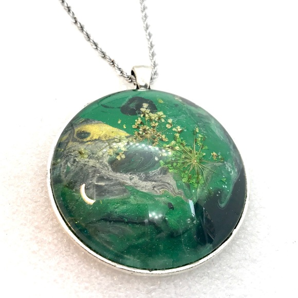 Statement pendant 50mm in green tones decorated with flowers NSN tray in bag - Picture 5 of 5